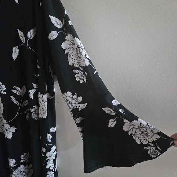 Karen Kane Garden Rose Flare Sleeve Taylor Dress - Picture 4 of 6